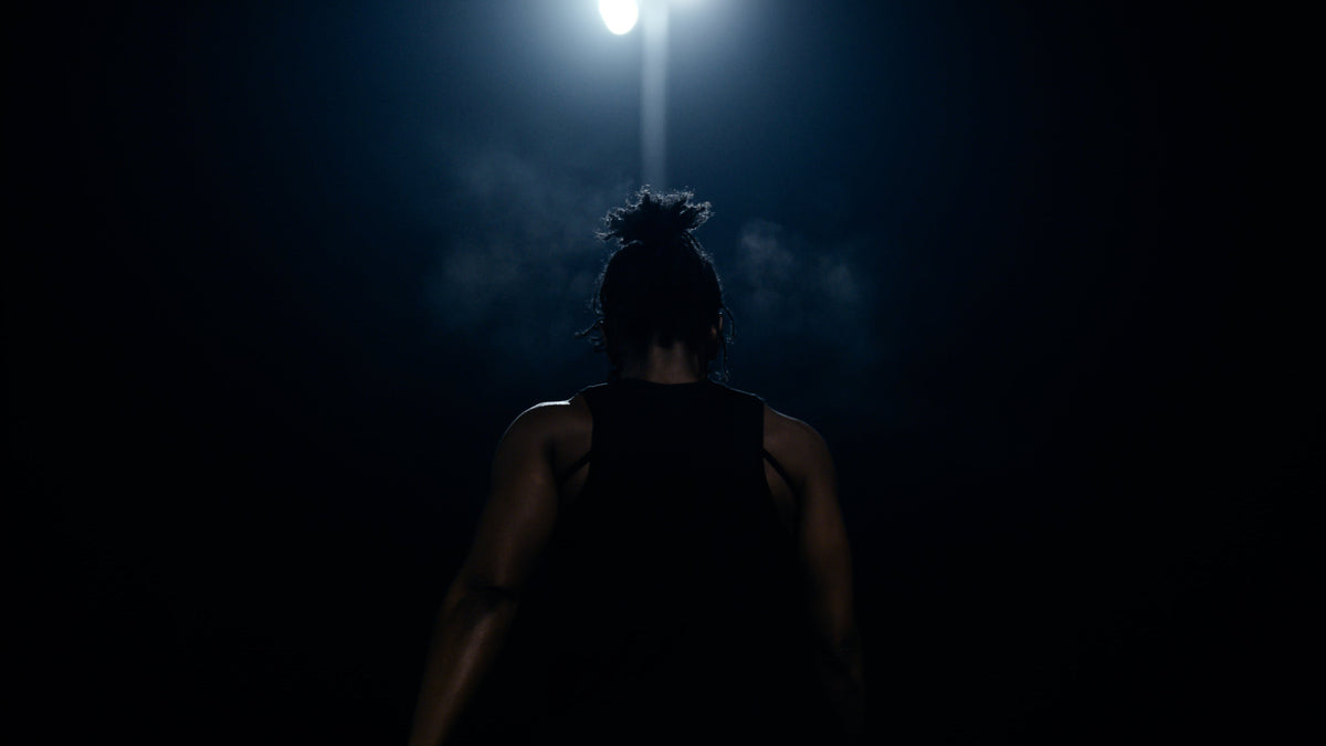 A woman running at night time finding out can nutrition affect your VO2 max